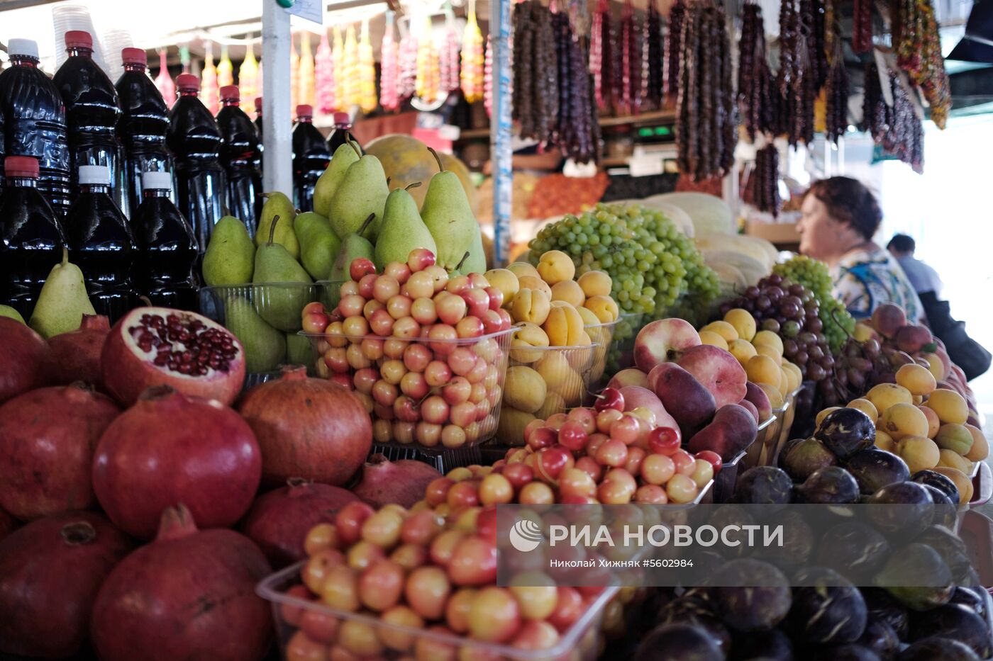 Фрукты и овощи на центральном колхозном рынке в Краснодаре