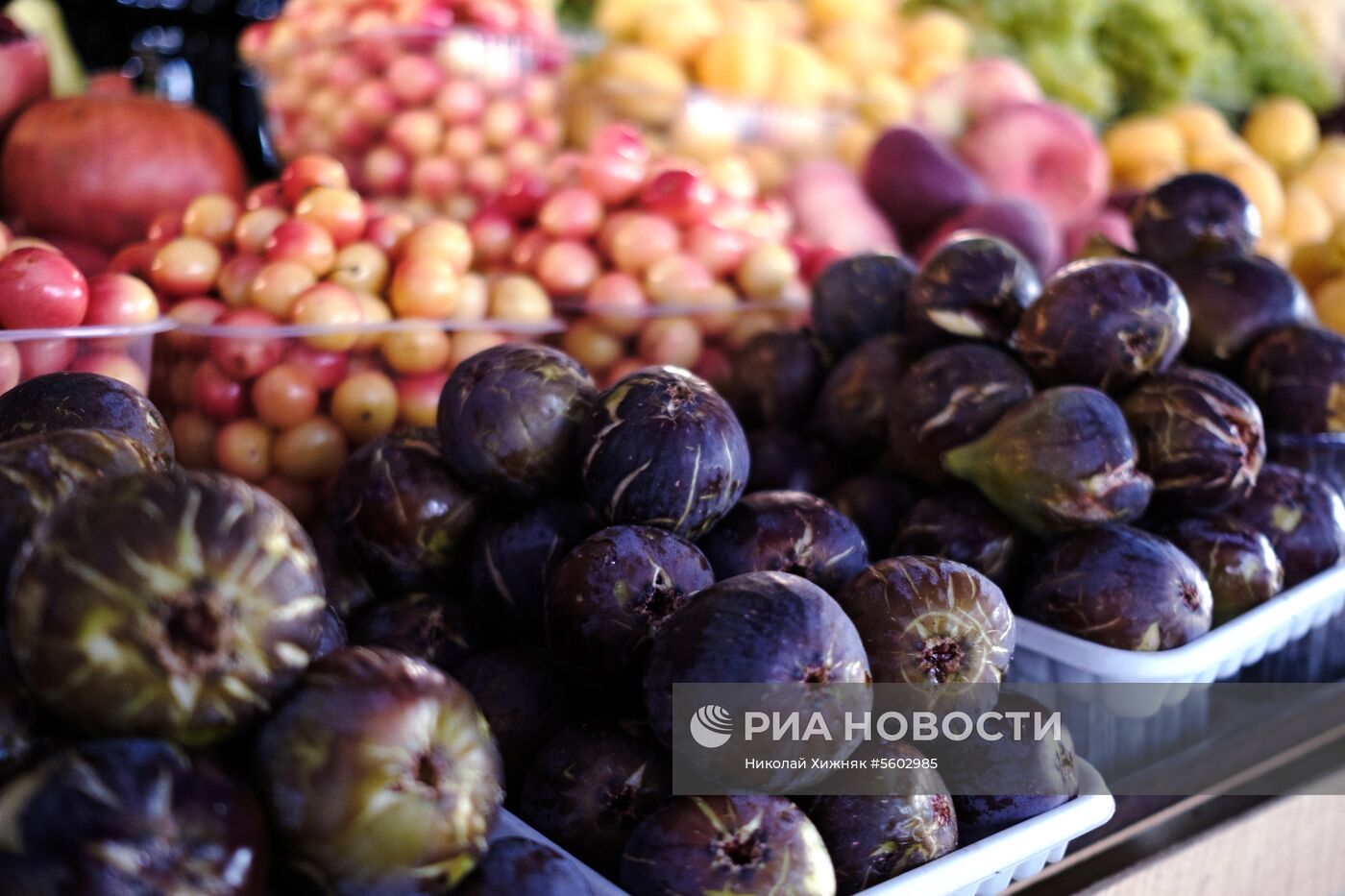 Фрукты и овощи на центральном колхозном рынке в Краснодаре