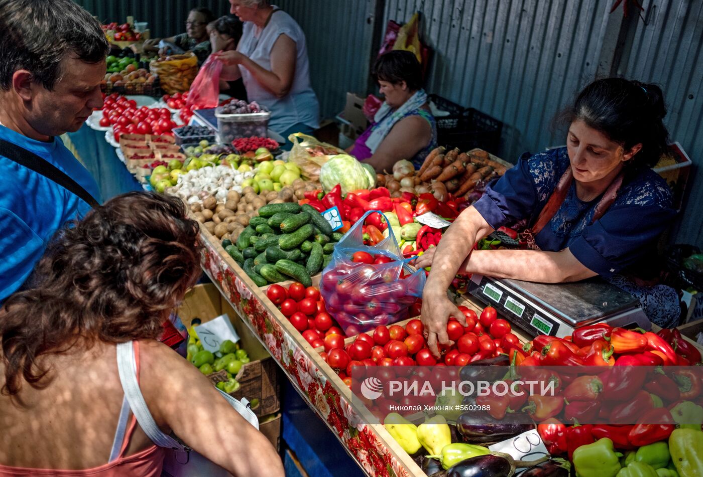 Фрукты и овощи на центральном колхозном рынке в Краснодаре