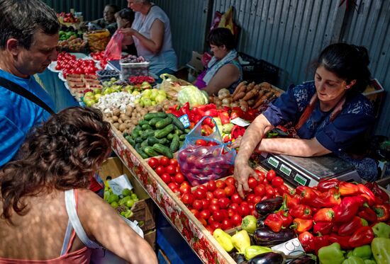 Фрукты и овощи на центральном колхозном рынке в Краснодаре