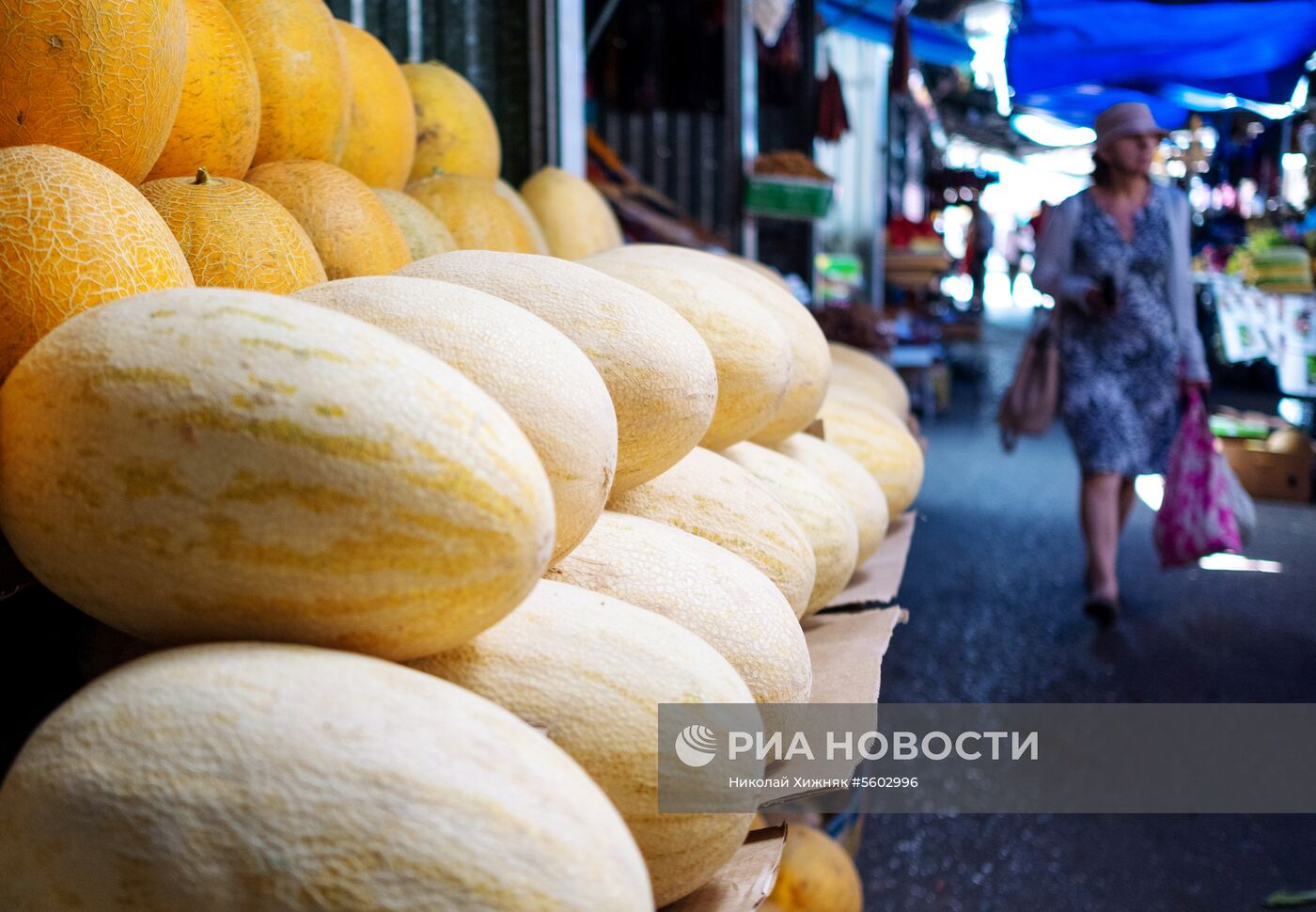 Фрукты и овощи на центральном колхозном рынке в Краснодаре