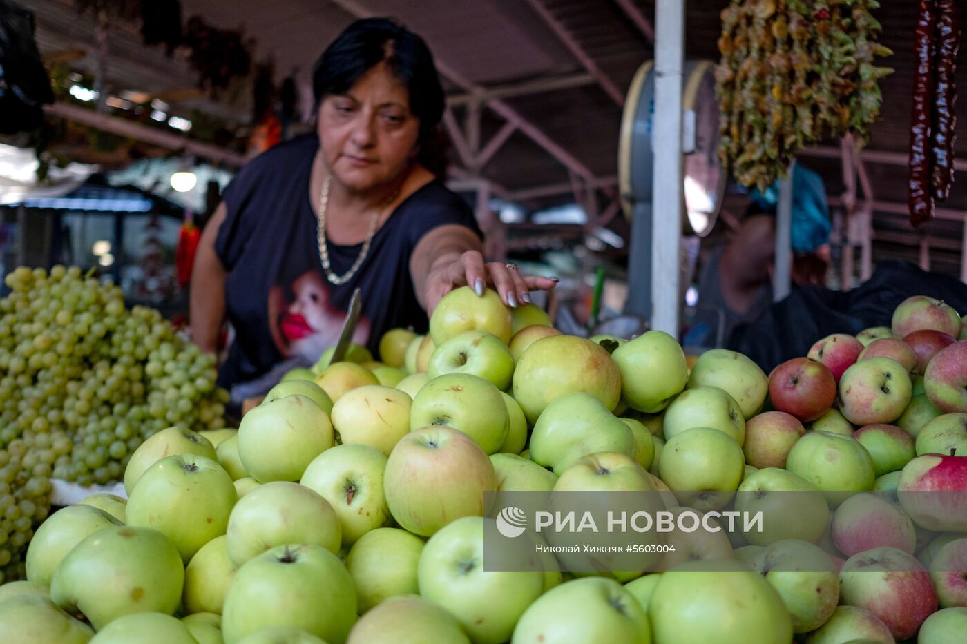 Фрукты и овощи на центральном колхозном рынке в Краснодаре
