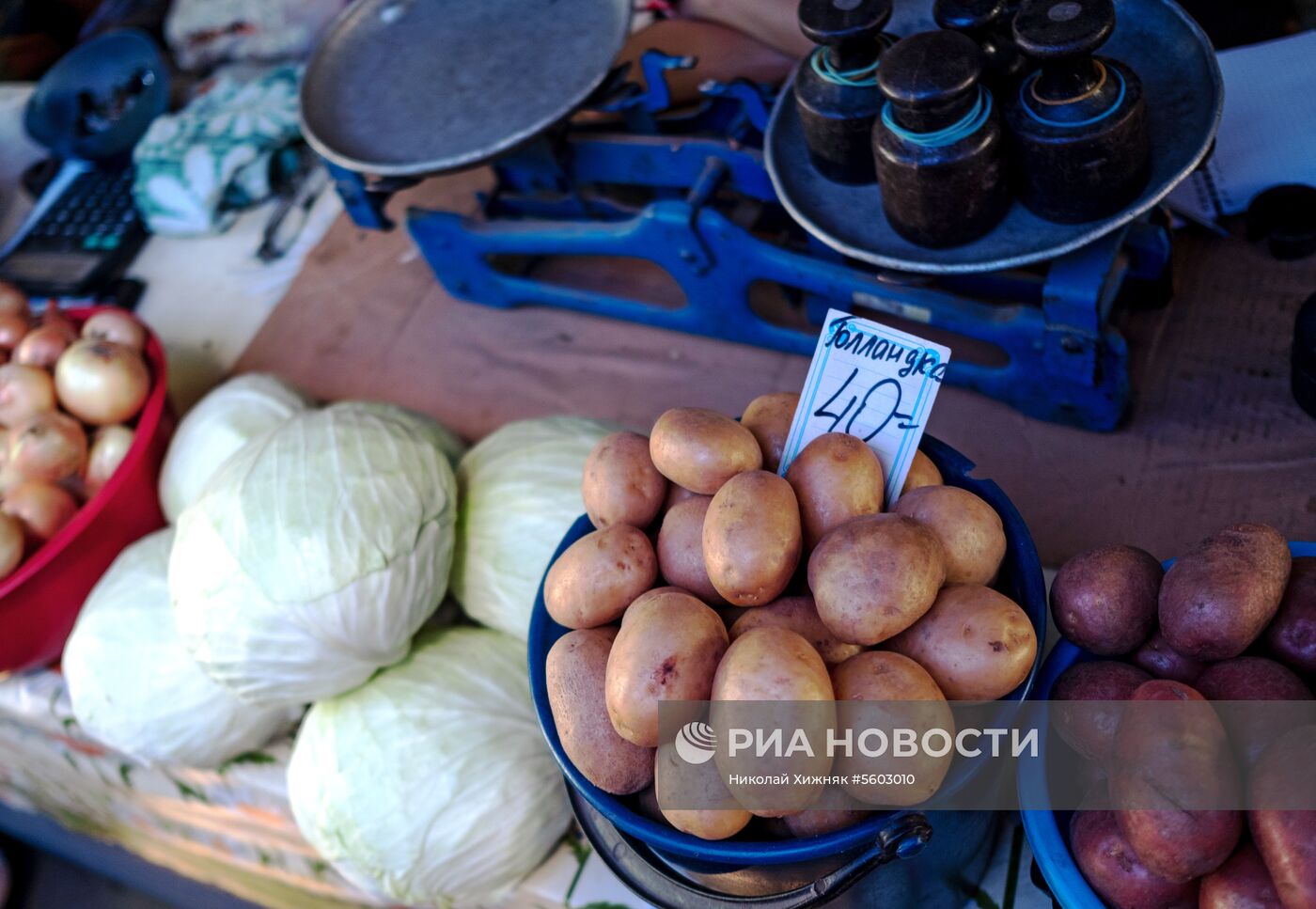 Фрукты и овощи на центральном колхозном рынке в Краснодаре