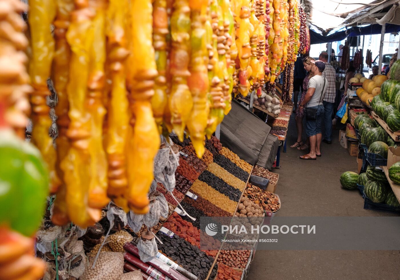 Фрукты и овощи на центральном колхозном рынке в Краснодаре