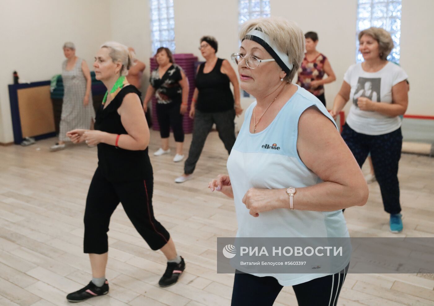 Занятие людей старшего возраста в фитнес-центре