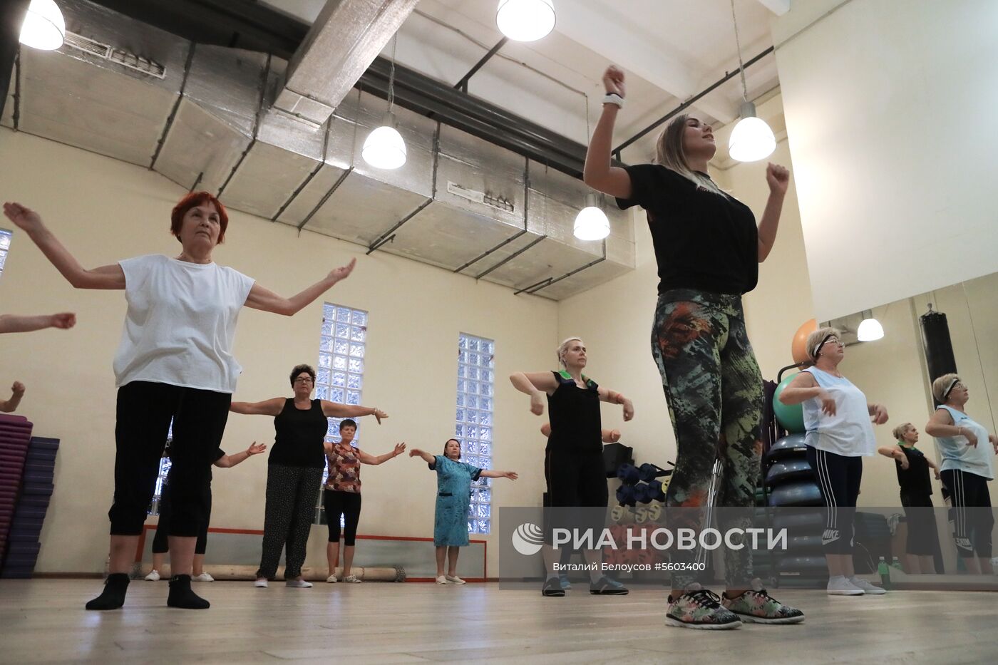 Занятие людей старшего возраста в фитнес-центре