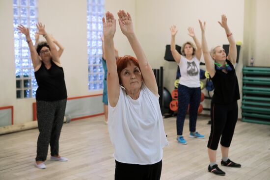 Занятие людей старшего возраста в фитнес-центре