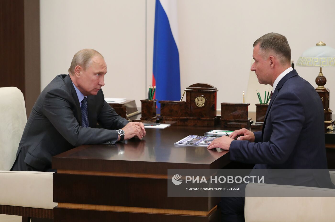 Президент РФ В. Путин встретился с министром МЧС Е. Зиничевым