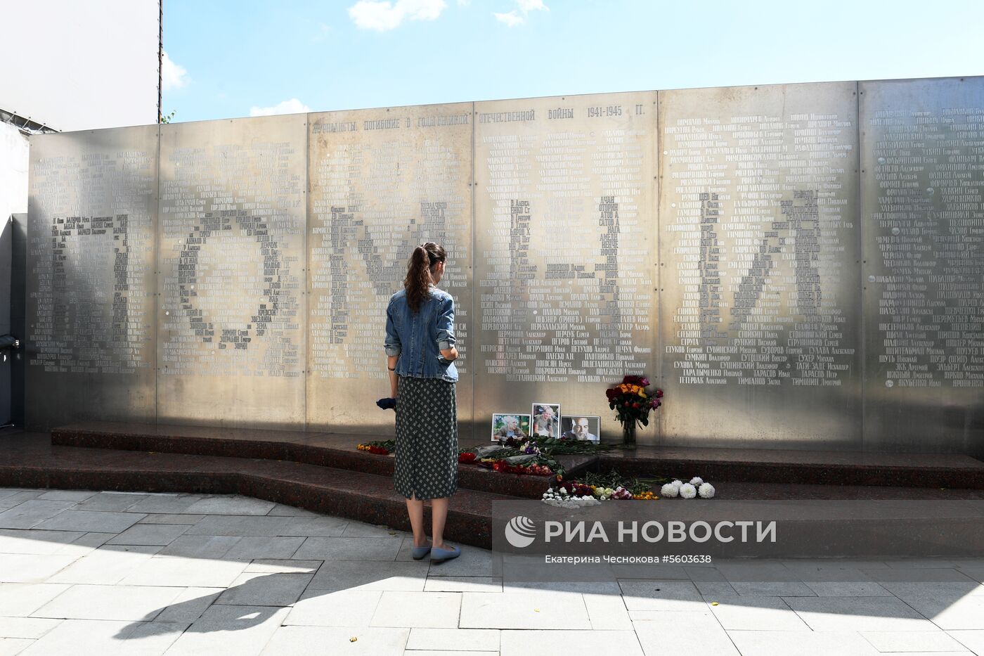 Цветы у Дома журналиста в память о троих убитых в Центральноафриканской Республике журналистах