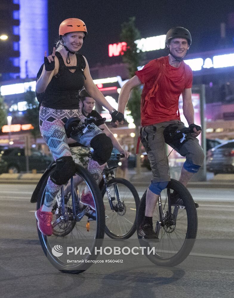 Ночной велопарад в Москве