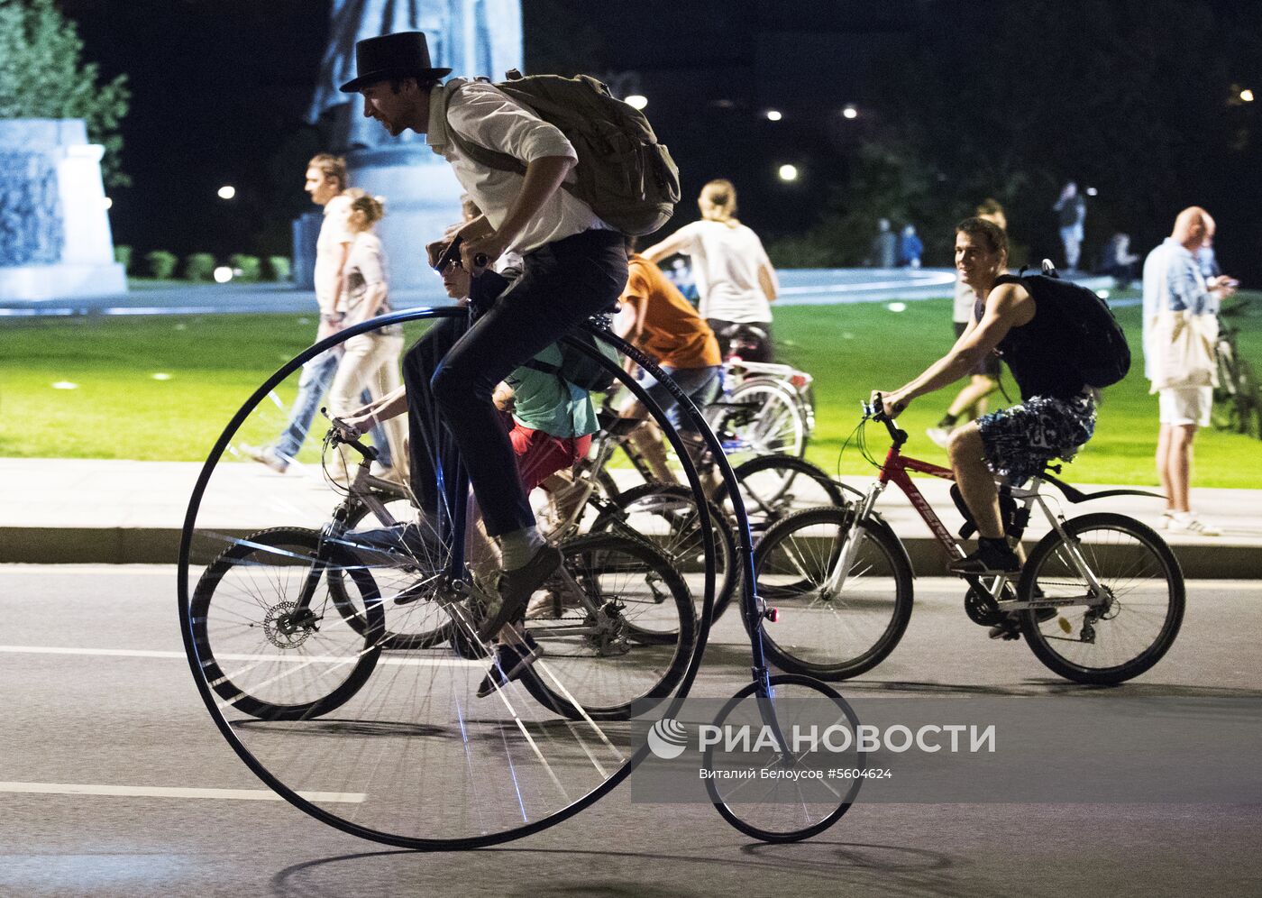 Ночной велопарад в Москве