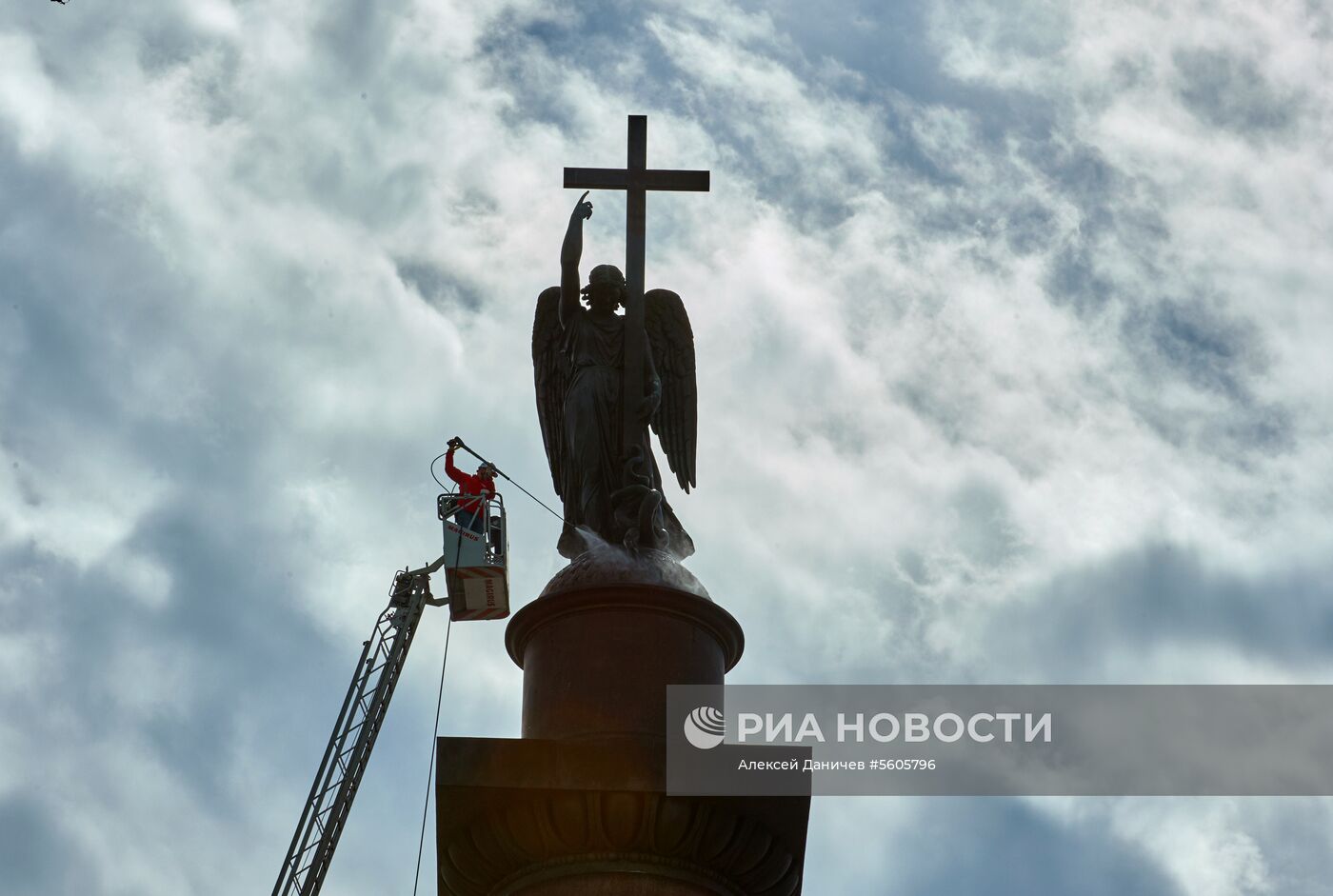 Мойка скульптуры ангела на вершине Александровской колонны в Санкт-Петербурге