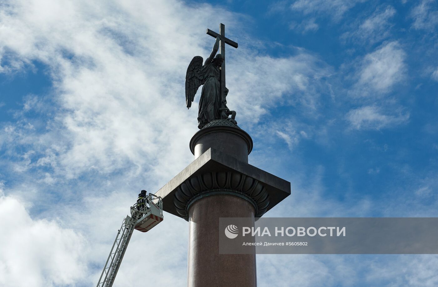 Мойка скульптуры ангела на вершине Александровской колонны в Санкт-Петербурге