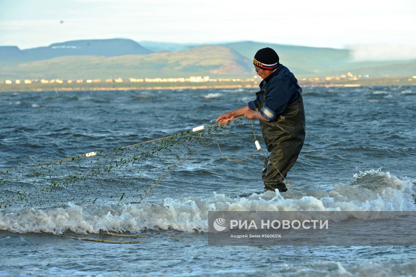 Массовый лов красной рыбы на побережье Берингова моря в Анадыре 