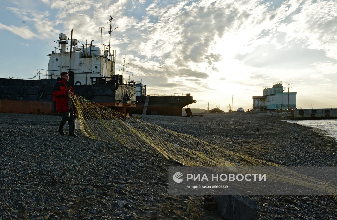 Массовый лов красной рыбы на побережье Берингова моря в Анадыре 