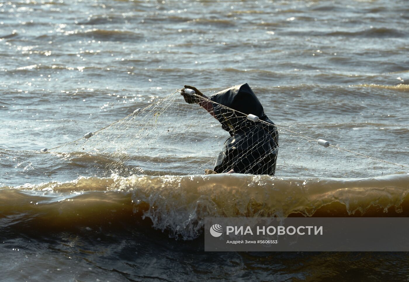 Массовый лов красной рыбы на побережье Берингова моря в Анадыре 