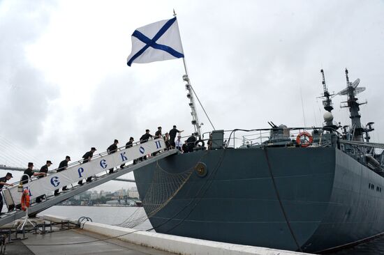 Учебный корабль Балтийского флота "Перекоп" вышел из Владивостока в дальний поход