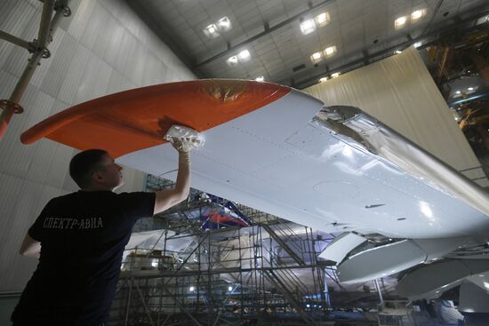 Покраска самолета «Сухой – Суперджет» в ливрею авиакомпании "Аэрофлот"