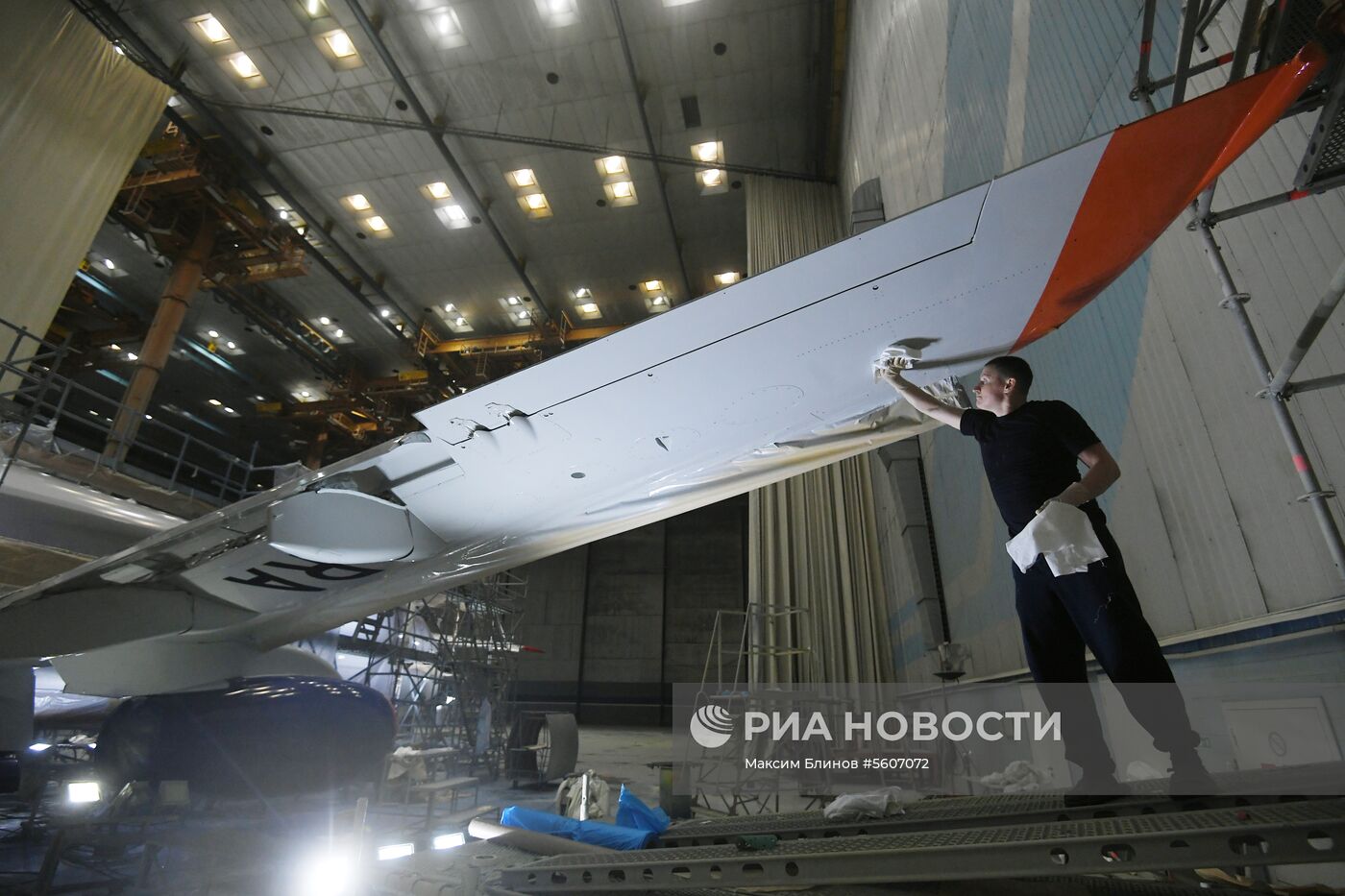 Покраска самолета «Сухой – Суперджет» в ливрею авиакомпании "Аэрофлот"