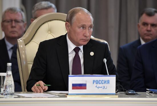Президент РФ В. Путин принимает участие в V Каспийском саммите в Актау