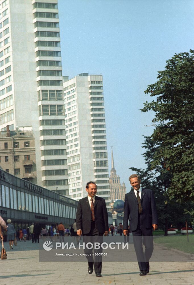 Космонавты Г.Сарафанов и Л.Демин