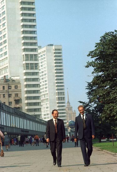 Космонавты Г.Сарафанов и Л.Демин