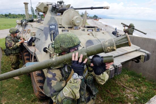 Тактические учения на российской военной базе в Абхазии