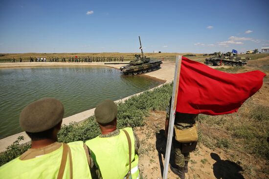 Учения танковых и мотострелковых подразделений ЮВО в Волгоградской области