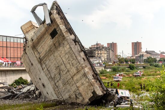 Автомобильный мост обрушился в Генуе