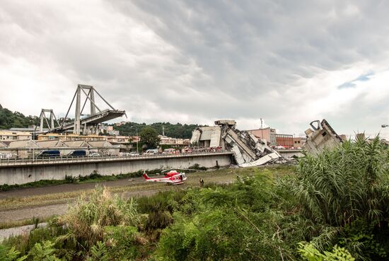 Автомобильный мост обрушился в Генуе