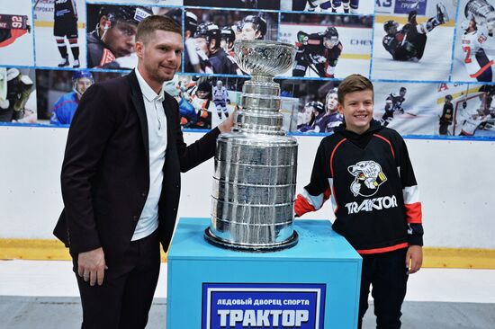 Хоккеист Е. Кузнецов представил Кубок Стэнли в Челябинске