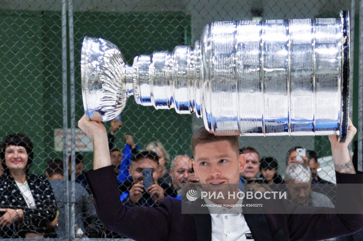 Хоккеист Е. Кузнецов представил Кубок Стэнли в Челябинске