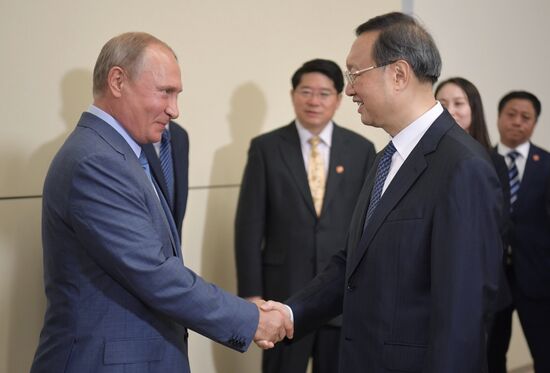 Президент РФ В. Путин встретился с членом Политбюро ЦК Компартии КНР Ян Цзечи