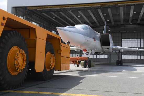 Выкатка российского ракетоносца-бомбардировщика Ту-22М3М в Казани