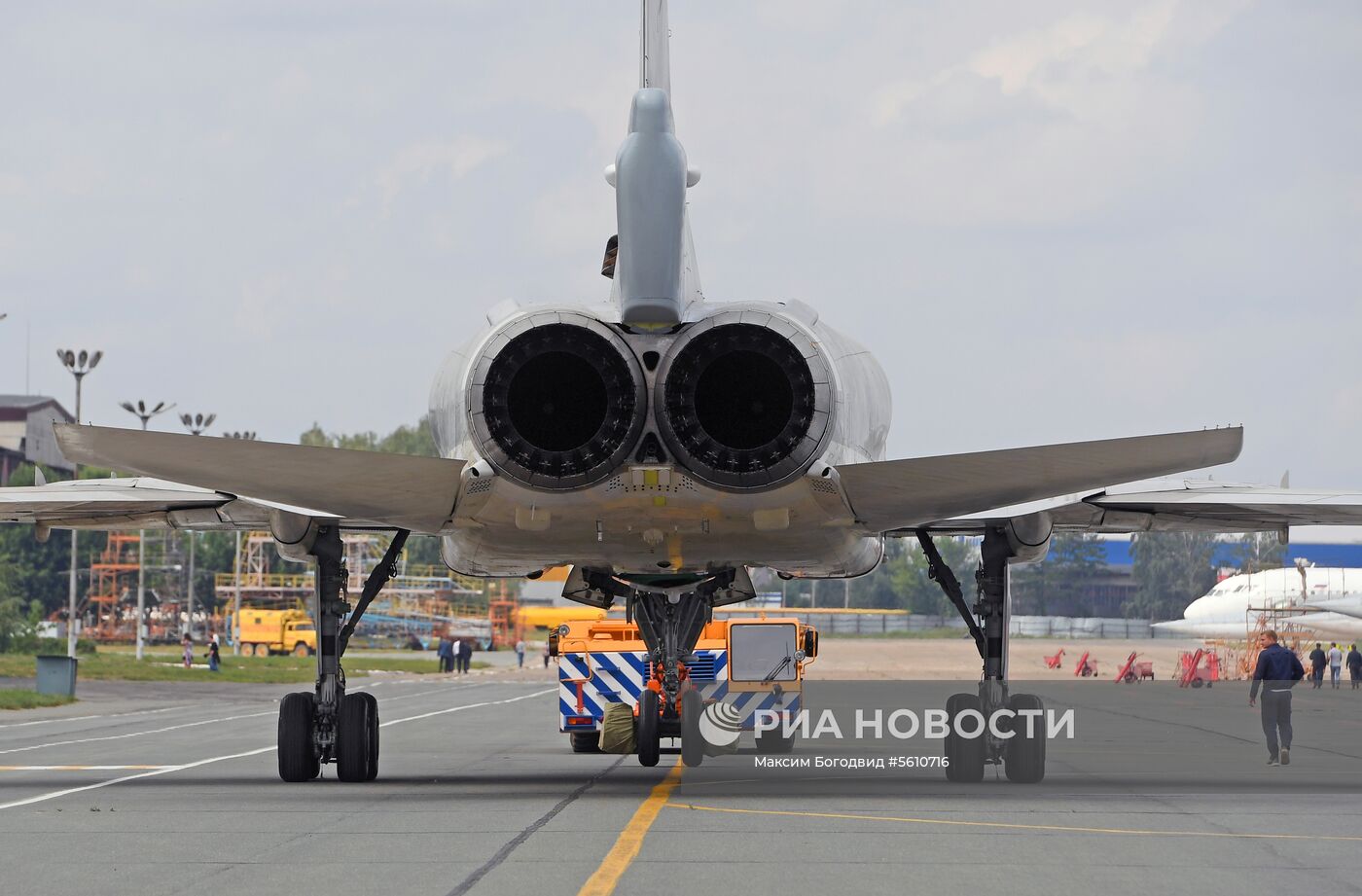 Выкатка российского ракетоносца-бомбардировщика Ту-22М3М в Казани