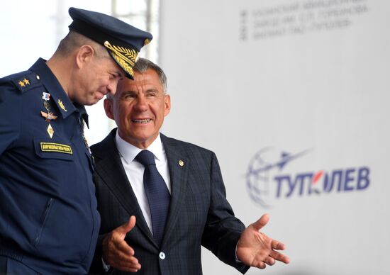 Выкатка российского ракетоносца-бомбардировщика Ту-22М3М в Казани