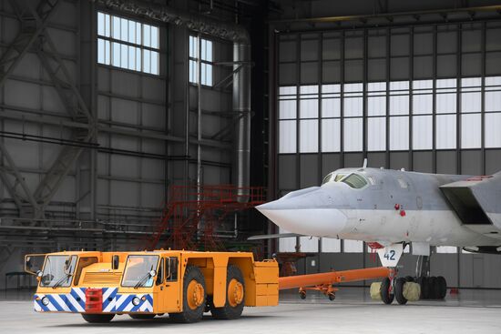 Выкатка российского ракетоносца-бомбардировщика Ту-22М3М в Казани