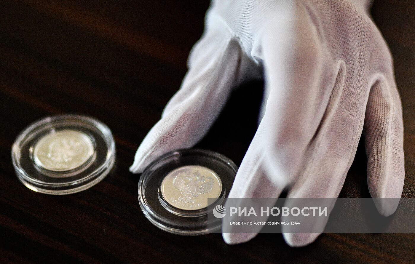 Банк России представил юбилейные монеты