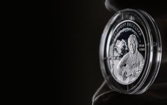 Банк России представил юбилейные монеты