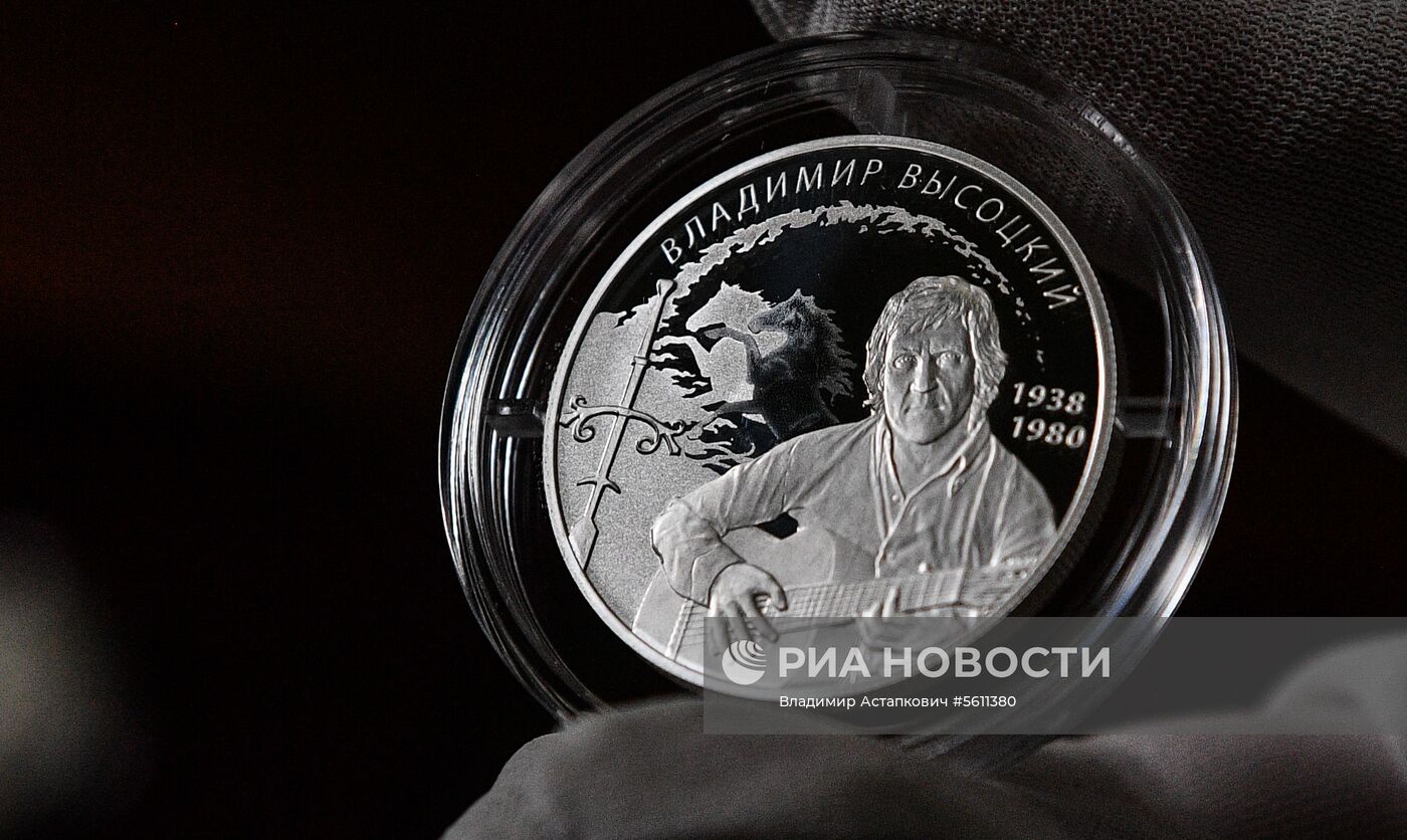 Банк России представил юбилейные монеты