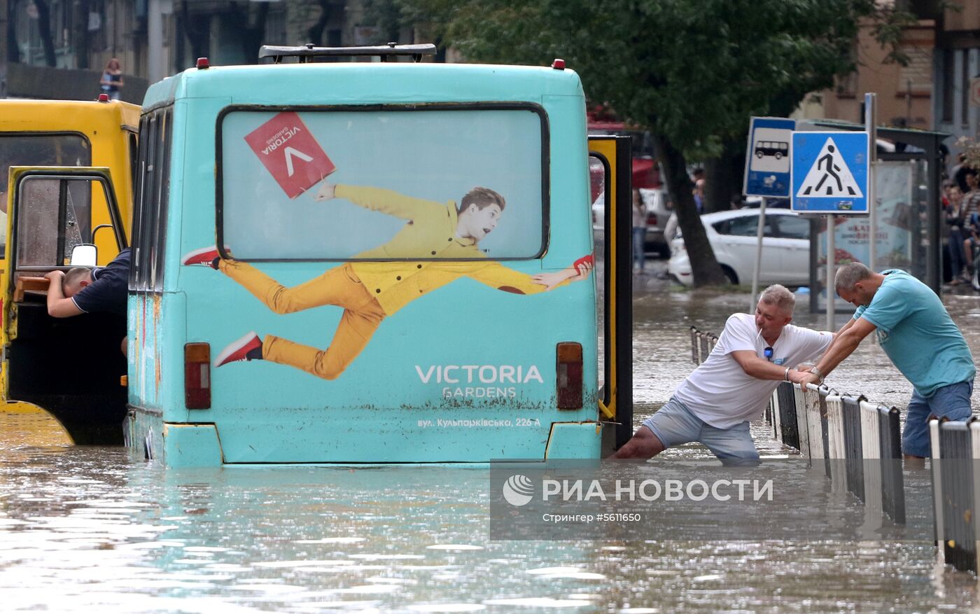 Последствия сильного дождя во Львове