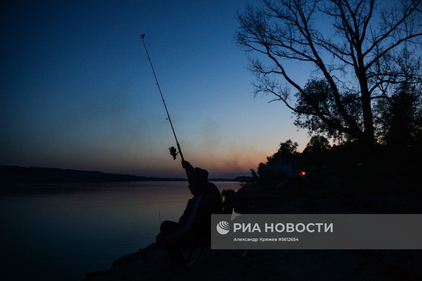 Рыбак на берегу реки Обь