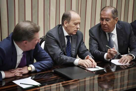 Президент РФ В. Путин провел заседание Совбеза РФ