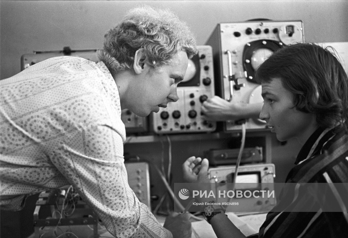 Музыканты в студии звукозаписи