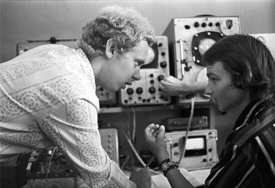 Музыканты в студии звукозаписи