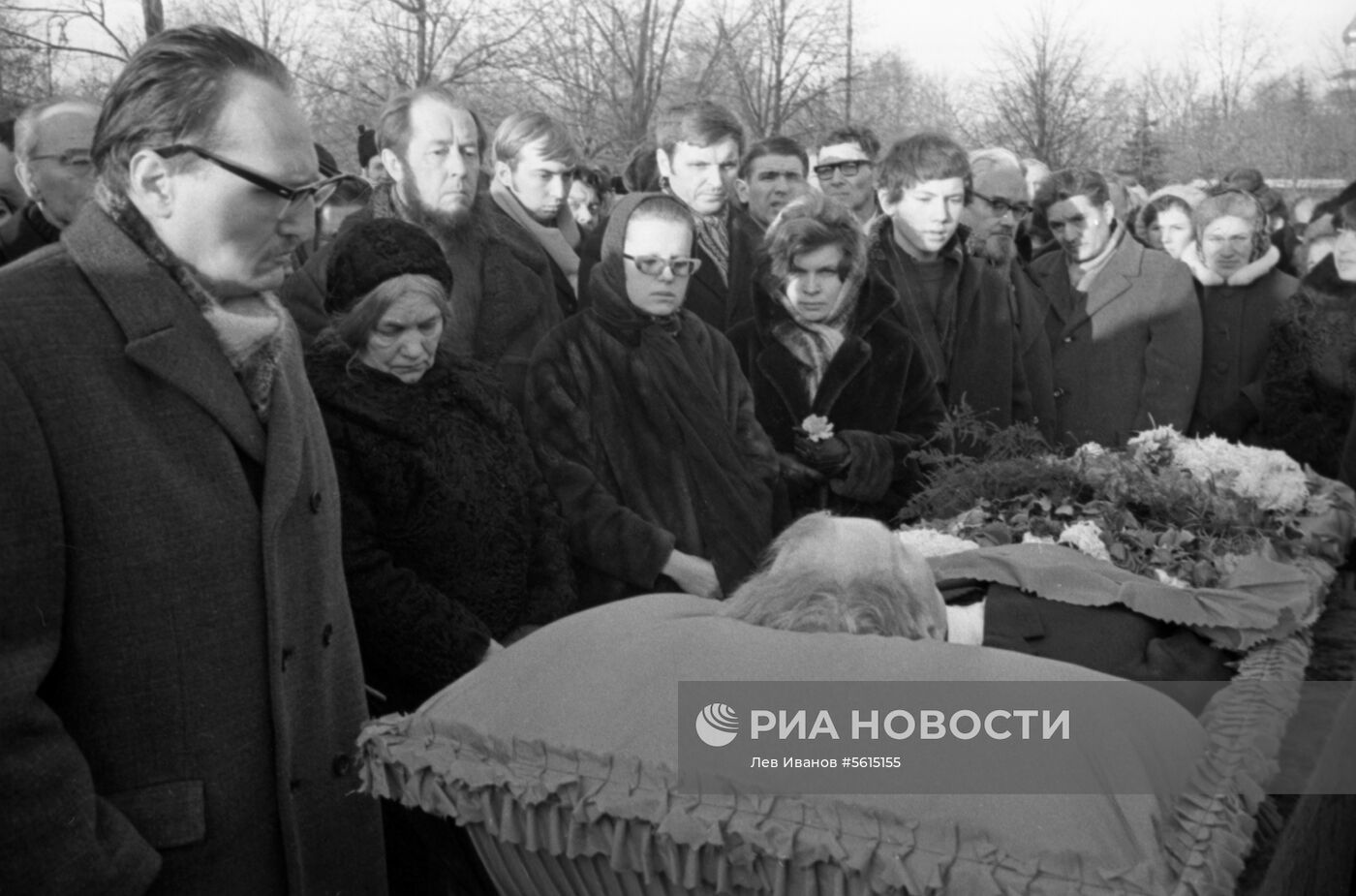 Прощание писателей. Солженицын на похоронах Твардовского.
