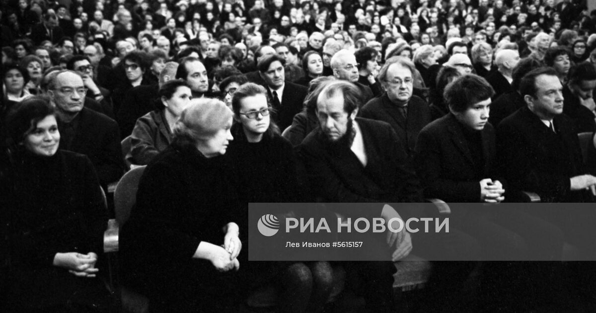 Советский прощание. Солженицын на похоронах Твардовского фото. Похороны советского физика-диссидента Сахарова.