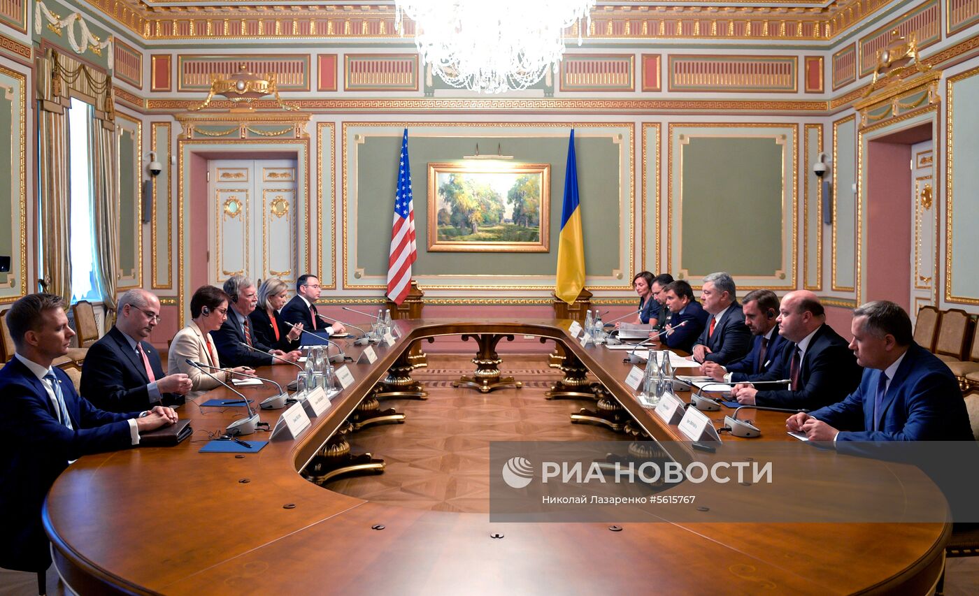Президент Украины П. Порошенко встретился с помощником президента США Д. Болтоном