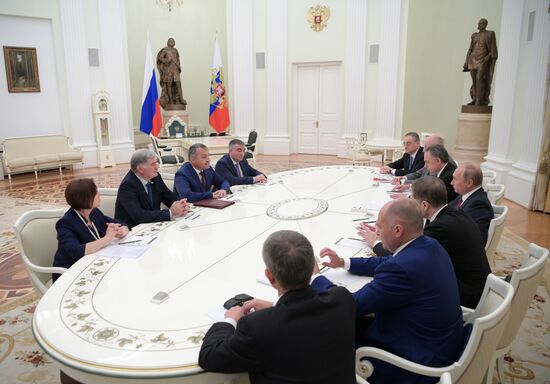 Президент РФ В. Путин встретился с президентом Республики Южная Осетия А. Бибиловым