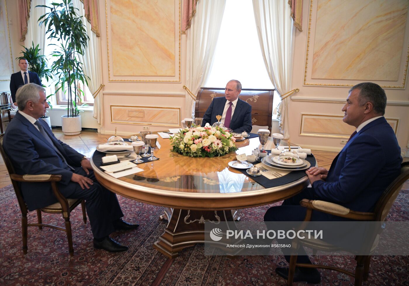 Президент РФ В. Путин встретился с президентом Республики Абхазия Р. Хаджимбой и президентом Республики Южная Осетия А. Бибиловым